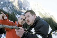Die Rosenheim-Cops – Die Tatwaffe haben sie noch nicht gefunden, aber Ulrich Satori (Markus Böker, li.) und Korbinian Hofer (Josef Hannesschläger) haben wenigstens eine heiße Spur.