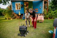 Löwenzahn – Fritz Fuchs (Guido Hammesfahr, re.) und Pauline (Daniela Preuß, li.) machen mit Schlauto eine erste Testfahrt im Garten.