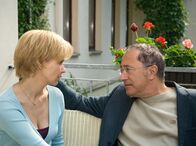 In aller Freundschaft – Als es Iris Andermatt (Katharina Spiering, li.) nach der Entfernung des Amalgam schlechter geht, zweifelt auch Kathrin (Andrea Kathrin Loewig, re.) an Paul (Robert Giggenbach, mi) Diagnose. Doch Paul beruhigt sie, dass ihr Zustand normal sei und das stellt sich letzendlich auch als richtig heraus.