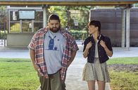 Hawaii Five-0 – Jerrys Freundin Susie (Katie Malia, r.) will Jerry (Jorge Garcia, l.) ihre neusten Erkenntnisse im Mordfall Kennedy berichten - plötzlich wird sie aus dem Hinterhalt von einem unbekannten Scharfschützen niedergeschossen. Das Team um Steve versucht nun aufzuklären, wer nicht wollte, dass sie dieses lang gehütete Geheimnis lüftet ...