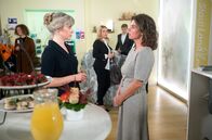 Rote Rosen – Anke (Anne Brendler, r.) verliert doch noch ihre Beherrschung und schockiert Katrin (Nicole Ernst, l.) mit einer harten Offenbarung (mit Jelena Mitschke, h.M. und KomparsInnen.)
