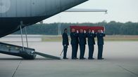 High-Flyers – Der Flugunfall des Soldaten Dennis (Bart Harder) endet tragisch. Er wird beerdigt.