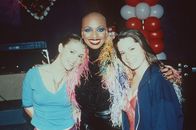 Charmed - Zauberhafte Hexen – Phoebe (Alyssa Milano, l.) und Club-Besitzerin Piper (Holly Marie Combs, r.) sind begeistert von der Soul-Sängerin Janice Robinson (Janice Robinson, M.).