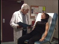 Diagnose: Mord – Während Dr. Mark Sloan (Dick Van Dyke, l.) seine Patientin Julia (Alice Rogers, r.) untersucht, wird diese aus dem Hinterhalt erschossen ...