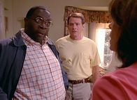 Malcolm mittendrin – Eines Abends taucht Kitty Kenarban überraschend auf und möchte, dass Hal (Bryan Cranston, M.) und Lois (Jane Kaczmarek, r.) mit Abe (Gary Anthony Williams, l.) reden, da sie sich nicht traut ...