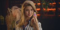Spellbound - Verzaubert in Paris – Jade (Georgia Pemberton) hat sich heimlich in Gingers Labor geschlichen und findet dort Fläschchen mit Essenz aus Wizen-Kräften. Mit Hilfe dieses Tranks will sie Zugang zu den Gedanken der Wizen um sie herum bekommen.