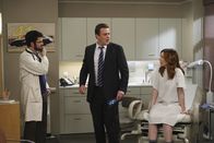 How I Met Your Mother – Marshall (Jason Segel, M.) und Lily (Alyson Hannigan, r.) sind immer noch nicht schwanger und suchen deshalb den Spezialisten Dr. Stangel (Neil Patrick Harris, l.) auf, der eine verblüffende Ähnlichkeit mit ihrem Freund Barney hat ...