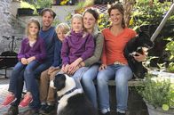 Hessen-Reporter – Jana (rechts) und Jens (2.v.l.) Steingässer und ihre vier Kinder Frieda (links), Mio (3.v.l.), Hannah (3.v.r.) und Paula wollen klimafreundlich leben.
