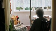 Der Albtraum nebenan – Oma schaut aus dem Fenster