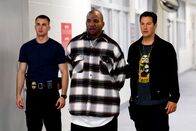 Street Kings – Tom Ludlow (Keanu Reeves, re.) und sein junger Partner Paul 'Disko' Diskant (Chris Evans, li.) erhoffen sich wichtige Information von dem Ex-Häftling Grill (The Game).