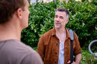 Sturm der Liebe – Yannik (Jo Weil, r.) versichert Vincent (Martin Walde, l.), dass Jonas wirklich nett ist.