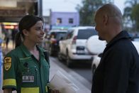 Mr. Inbetween – Ally (Brooke Satchwell, l.); Ray Shoesmith (Scott Ryan, r.)