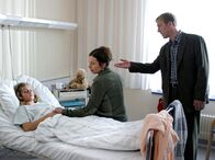 Polizeiruf 110 – Anja Wilke (Cornelia Gröschel) ist vergewaltigt worden. Der hilflose Vater (Oliver Stritzel mit Teresa Harder) gibt seiner Tochter die Schuld.