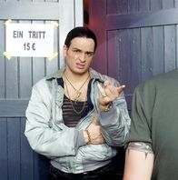 Was guckst du?! – Türsteher Harkan (Kaya Yanar) bei der Arbeit.