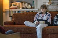 In Therapie – Camille (Céleste Brunnquell) ist perplex, als der Therapeut Philippe Dayan sie auf den Anruf anspricht, den er vor ihrer Sitzung erhalten hat.