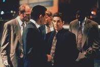 Heat – Zwei Perfektionisten stehen sich gegenüber: Der Boss des organisierten Verbrechens und der beste Leutnant der Stadt, Vincent Hanna (Al Pacino, 2.v.r.) ...