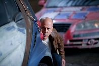 Looper – En 2074, dans un monde où le crime organisé règne en maître, la Mafia a mis au point un système infaillible pour se débarrasser des individus gênants. Elle expédie ses victimes dans le passé, trente ans plus tôt, où des tueurs à gages, surnommés les Loopers, ont pour mission de les supprimer et de ne laisser aucune trace des corps. Un jour, Joe, l'un d'entre eux, est confronté à un sérieux problème : il découvre que la personne envoyée du futur pour être supprimée n'est autre que lui-même, plus vieux de trente ans. Mais sa cible parvient à lui échapper. Joe se met alors à traquer sa version âgée de lui-même dans son présent, celui de 2044.
