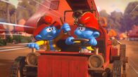 Die Schlümpfe – Clumsy und Dummi brausen mit dem Feuerwehrauto durch das Dorf und verursachen mehr Unfälle als sie beseitigen können.