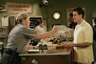 Two and a Half Men – Gefängniswärterin (Diane Delano, l.); Charlie Harper (Charlie Sheen, r.)