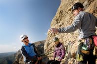 Die Pyrenäen – Riglos ist eines der wichtigen Kletterreviere in Spanien. Ursi (li.), David (re.) und Alberto (Mi.) sind Großvater, Vater und Sohn einer Kletterfamilie.