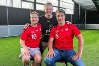 Donnschtig-Jass – L-R: Stefan Büsser, Rainer Maria Salzgeber und Murat Yakin bei der Challenge "Ballgeschwindigkeit schätzen"