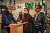 SOKO München – Franz Ainfachnur (Christofer v. Beau, r.) und Katharina Hahn (Bianca Hein, M.) befragen Martin Evers (Rainer Furch, l.) und werden dabei von seiner Frau Svenja Evers (Mina Sagdic, 2. v. l.) beobachtet.