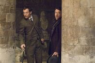 Sherlock Holmes – Kaum haben Holmes (Robert Downey Jr., r.) und sein Gehilfe Dr. Watson (Jude Law, l.) den Schwerverbrecher Lord Blackwood an den Galgen gebracht, da ist dessen Grab auch schon wieder leer - und das Morden geht weiter ...