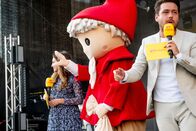 Brandenburg-Tag live - die Große Show aus Perleberg – moderator Christofer Hameister von Antenne Brandenburg mit unserem Sandmännchen auf der Bühne vom "Brandenburg Tag" (Archiv: Brandenburg Tag in Finsterwalde, 2023).