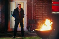 The Outlaws – Der Schwindel um die Geldtasche fliegt auf und Frank (Christopher Walken) wird in die Ecke gedrängt. Als er Zuhause zur Rede gestellt wird, zeigt Frank sein wahres Gesicht.