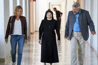 Die Rosenheim-Cops – Schwester Elisabeth (Gabriele Dossi, M.) schildert den Kommissaren Stadler (Dieter Fischer) und Winter (Vanessa Eckart, l.), wie sie das Opfer gefunden hat.