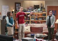 The Big Bang Theory – Treffen nach den ereignisreichen Feiertagen endlich wieder aufeinander und haben einiges zu berichten: Amy (Mayim Bialik, l.), Sheldon (Jim Parsons, M.) und Leonard (Johnny Galecki, r.) ...