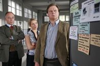Die Rosenheim-Cops – Peinlich, peinlich, denn Patricia Ortmann (Diana Staehly) kam gerade rechtzeitig, als Tobias Hartl (Michael A.Grimm, r.) Polizeichef Achtziger (Alexander Duda) günstig einen DVD-Player verkaufen wollte, was der natürlich so nie akzeptiert hätte.