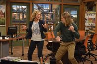 Last Man Standing – Vanessa (Nancy Travis, l.); Kyle (Christoph Sanders, r.)