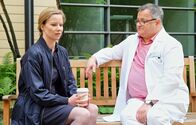 In aller Freundschaft – Hans-Peter Brenner (Michael Trischan) kann erst einmal Entwarnung geben. Bei dem kleinen Sohn von Manja Arnold (Teresa Weißbach) sind keine Verletzungen von dem Sturz zu finden. Manja erzählt Hans-Peter, dass ihr Sohn Benno Astronaut werden möchte und komplett in diese Welt verschwindet. Das wiederum liegt daran, dass Manjas Ex-Mann in der Raumfahrt arbeitet und auch er ist in eine völlig andere Welt abgetaucht. Manja und ihren gemeinsamen Sohn hat er "abgekoppelt". Brenner bittet Manja, noch ein wenig länger in der Klinik zu bleiben, da er noch auf die Ergebnisse einer Blutuntersuchung wartet.