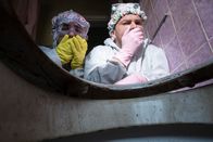 neoriginal: Like a Loser – Ernst Hakke (Diyar Ilhan, l.) und Julian Beil (Ben Münchow, r.) beim Versuch, eine völlig heruntergekommene Wohnung herzurichten: Im Badezimmer entdecken Vater und Sohn die erschreckende Wahrheit über den Zustand des Badezimmers – ein Moment voller Ekel und Verzweiflung.