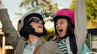 Home Sweet Rome – Lucy (Kensington Tallman, r.) und ihre Stiefmutter (Eleonora Facchini, l.) fahren auf einem Roller durch Rom.