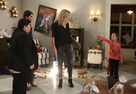 The Mick – Das Spielen mit seinem neuen Freund ist für Ben (Jack Stanton, r.) ganz anders verlaufen, als geplant. Das schiebt er allerdings seiner Ziehmama Mick (Kaitlin Olson, 2.v.r.) in die Schuhe. Seine Schwester Sabrina (Sofia Black-D'Elia, 2.v.l.) und Alba (Carla Jimenez, l.) trauen ihren Augen nicht...