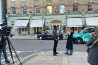 WeltWeit – Korrespondentin Sophie Roupetz in London im Gespräch mit dem beliebtesten Mann auf der Dating App Tinder: Stefan-Pierre Tomlin hilft gebrochenen Herzen als Love Coach.