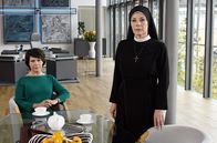 Um Himmels Willen – Schwester Hanna (Janina Hartwig, r.) vertraut Oberin Theodora (Nina Hoger, r.) Wöllers Pläne für das Kloster an.
