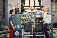 Jessie – (v.li.) Cameron Boyce (Luke Ross), Skai Jackson (Zuri Ross), Kevin Chamberlin (Bertram), Karan Brar (Ravi Ross), Peyton List (Emma Ross).