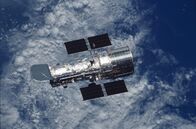Hubble - Mission Universum – 611 Kilometer über der Erde zieht Hubble seit 1990 seine Kreise und liefert der Wissenschaft unschätzbar wertvolle Informationen über das Universum.