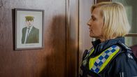 Notruf Hafenkante – Schockierende Entdeckung: Melanie (Sanna Englund) findet im Verbindungshaus der Saxo-Hamburgia ein Jugendfoto von Haller. Offensichtlich gehört er dieser Verbindung an.