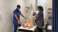 Die Fußchirurgen – Dr. Brad looks at Steve Harding’s foot before surgery.