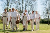 Die Durrells auf Korfu – Das britische Cricketteam macht sich bereit für das Match gegen die Griechen. Vorne mit dabei (v.l.): Hugh (Daniel Lapaine), Sven (Ulric von der Esch), Larry (Josh OConnor) und Gerry (Milo Parker)