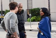 Lethal Weapon – Wer steckt hinter der Autobombe? Als Riggs (Clayne Crawford, l.) und Murtaugh (Damon Wayans, M.) am Tatort ankommen, müssen sie feststellen, dass Trish (Keesha Sharp, r.) Zeugin des grausamen Anschlags wurde ...