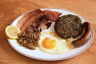 Zu Tisch ... – Zu Tisch Wales – Grossbritannien Herzhaftes Frühstück mit Algenburger und frittierten Muscheln Copyright: SRF/Frederik Klose-Gerlich
