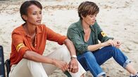 Deadly Tropics – Mélissa Sainte-Rose (Sonia Rolland, l.) und Gaëlle Crivelli (Beatrice de la Boulaye, r.) nähern sich, trotz anfänglicher Schwierigkeiten, an und versuchen das Beste aus der Zusammenarbeit zu machen.