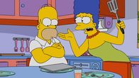 Die Simpsons – Bei dem Versuch eine Reparatur in der der Küche durchzuführen, macht Homer (l.) alles nur noch schlimmer. Doch kann er sein Ungeschick vor Marge (r.) geheim halten?; Bei dem Versuch eine Reparatur in der der Küche durchzuführen, macht Homer (l.) alles nur noch schlimmer. Doch kann er sein Ungeschick vor Marge (r.) geheim halten?