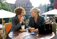 Rote Rosen – ARD ROTE ROSEN FOLGE 1167 Uhr im ERSTEN. Henriette (Susanne Steidle, l.) lässt weiter Luft ab, indem sie sich mit ihrer Freundin Nicole (Martina Mank, r.) in Rachephantasien flüchtet.