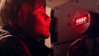 Trio – Lars versucht die Bombe zu entschärfen.